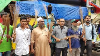 টিকিট না পেয়ে ঝাড়ু হাতে বাফুফের সামনে দর্শকরা