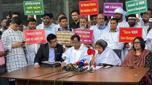 এনবিআর চেয়ারম্যানকে অপসারণ না করলে ‘কমপ্লিট শাটডাউন’ ঘোষণা