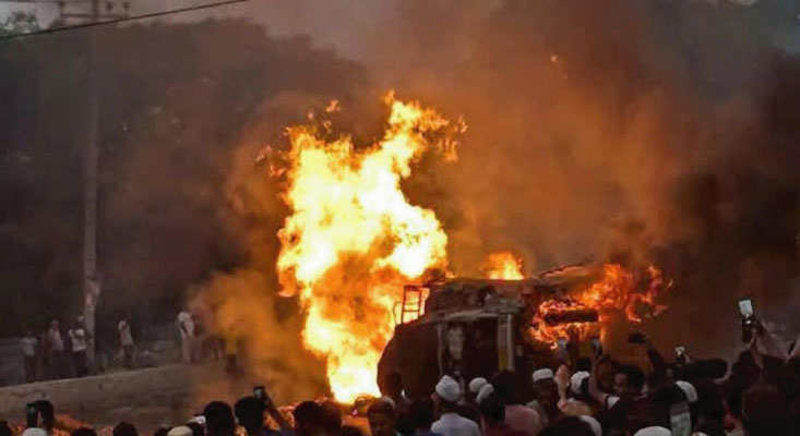 গ্যাস সিলিন্ডারবর্তি ট্রাকে আগুন, বিস্ফোরণে আতঙ্ক