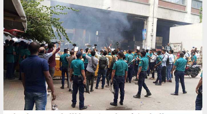 পুলিশের সাউন্ড গ্রেনেডে রণক্ষেত্র প্রেসক্লাব এলাকা