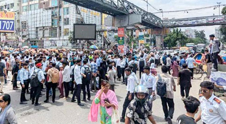 সড়ক দুর্ঘটনায় সহপাঠী নিহত, শিক্ষার্থীদের সড়ক অবরোধ