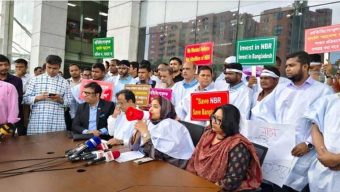 এনবিআরের সংকট নিরসনে আন্দোলনকারীদের সঙ্গে বসবেন অর্থ উপদেষ্টা