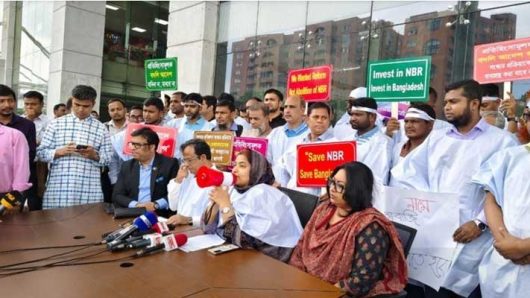 এনবিআরের সংকট নিরসনে আন্দোলনকারীদের সঙ্গে বসবেন অর্থ উপদেষ্টা