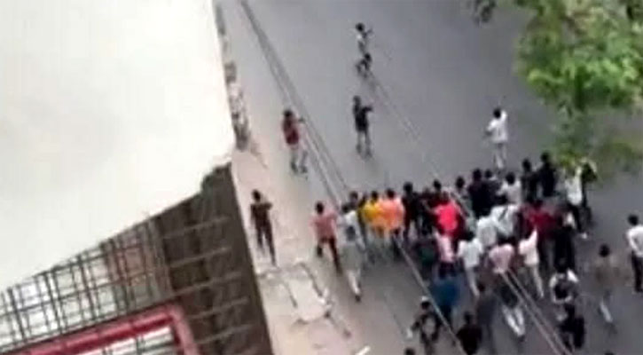 ঢাবির বঙ্গবন্ধু হলের গেটে ককটেল বিস্ফোরণ!