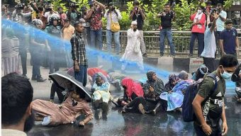 আন্দোলনরত শিক্ষক-শিক্ষিকাদের ওপর জলকামান ও সাউন্ড গ্রেনেড!