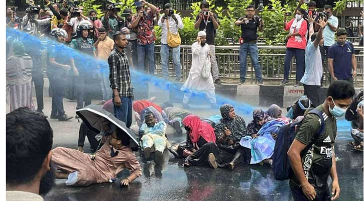 আন্দোলনরত শিক্ষক-শিক্ষিকাদের ওপর জলকামান ও সাউন্ড গ্রেনেড!