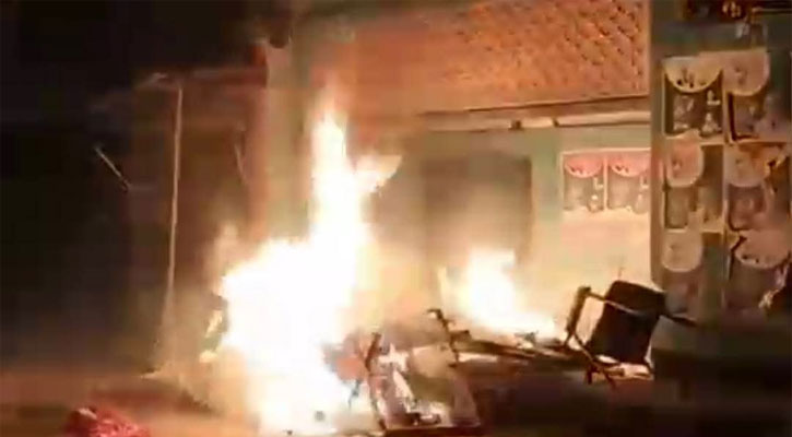 জাতীয় পার্টির অফিসে অগ্নিসংযোগ ও লুটপাট