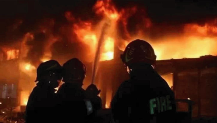 গভীর রাতে অগ্নিকাণ্ডে পুড়লো ১৯ দোকান