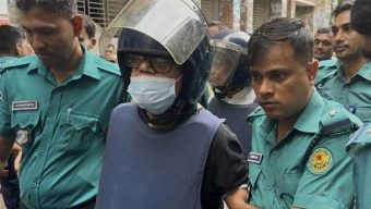 এজলাসে তোলার সময় পুলিশের উপর ক্ষেপলেন সাবেক খাদ্যমন্ত্রী