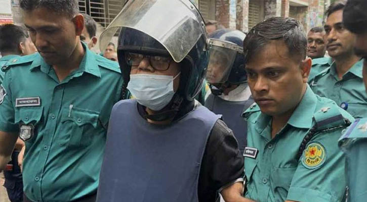 এজলাসে তোলার সময় পুলিশের উপর ক্ষেপলেন সাবেক খাদ্যমন্ত্রী