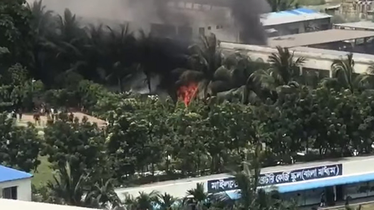 ক্লাস চলাকালেই আছড়ে পড়ে বিমান