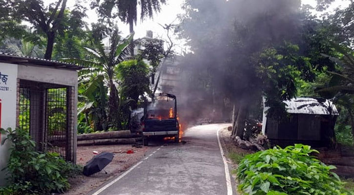 গোপালগঞ্জে পুলিশের গাড়িতে হামলা, ভাঙচুর ও আগ্নিসংযোগ