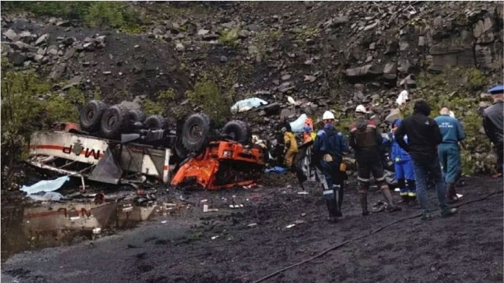শ্রমিকদের বহনকারী বাস খাদে পড়ে নিহত ১৩