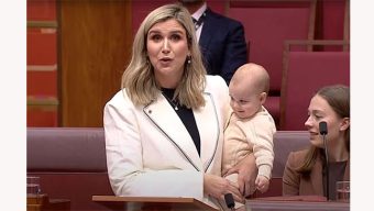 সন্তান কোলে নিয়েই পার্লামেন্টে বক্তব্য দিলেন নারী