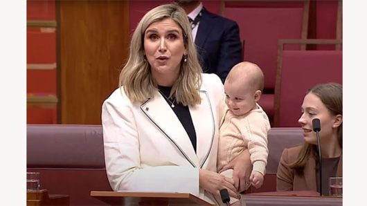 সন্তান কোলে নিয়েই পার্লামেন্টে বক্তব্য দিলেন নারী