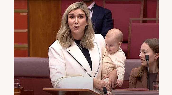 সন্তান কোলে নিয়েই পার্লামেন্টে বক্তব্য দিলেন নারী