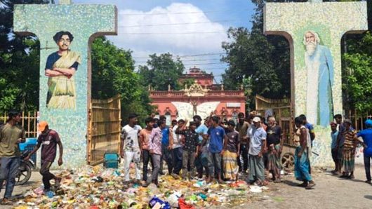 তিন দফা দাবিতে গেটে আবর্জনা ফেলে প্রতিবাদ!