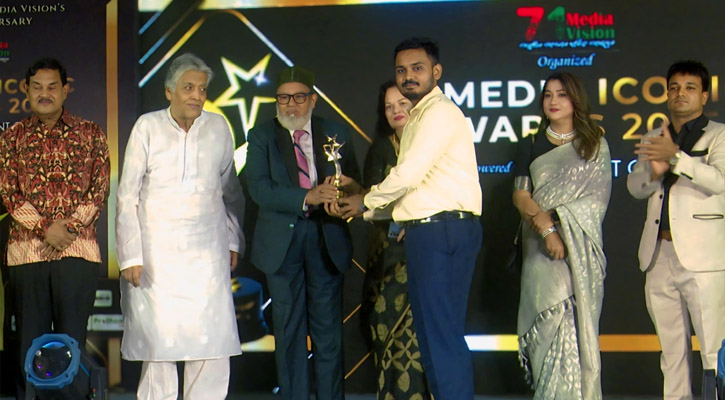 মিডিয়া আইকনিক অ্যাওয়ার্ড পেলেন মেজবা রহমান