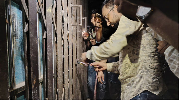 অভিযানে গিয়ে অবরুদ্ধ ম্যাজিস্ট্রেট, উদ্ধার করলো সেনাবাহিনী