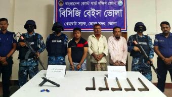 অস্ত্রসহ কোস্টগার্ডের হাতে আ’লীগের তিন নেতা আটক