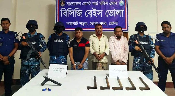 অস্ত্রসহ কোস্টগার্ডের হাতে আ’লীগের তিন নেতা আটক