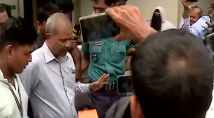 তোপের মুখে আইন উপদেষ্টা