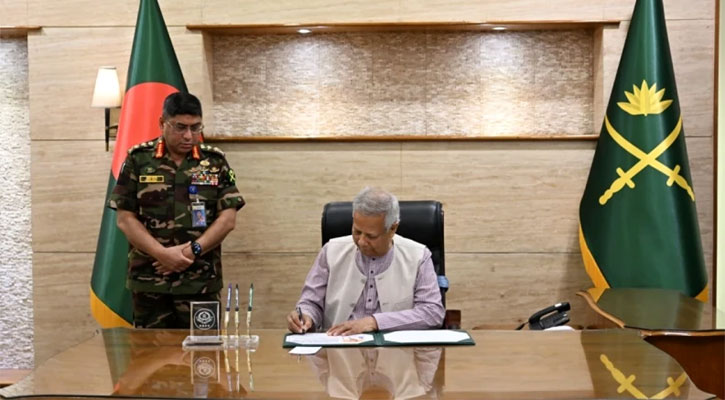 রাজনৈতিক মতাদর্শের ঊর্ধ্বে থাকা অফিসাররাই পদোন্নতির দাবিদার: প্রধান উপদেষ্টা