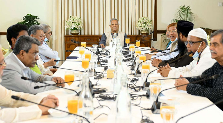 বর্তমান পরিস্থিতি নিয়ে ৪ রাজনৈতিক দলের সাথে প্রধান উপদেষ্টার বৈঠক