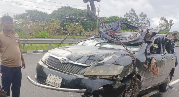 প্রাইভেট কার উল্টে তিনজন নিহত