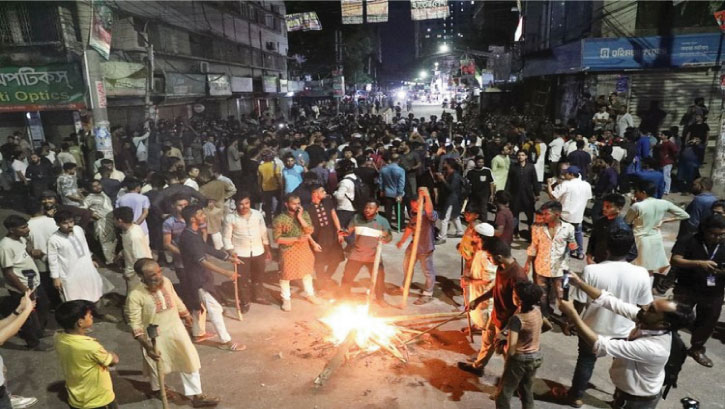 গণঅধিকারের মিছিলে হলুদ হেমলেট পরা লোক হামলা চালায়