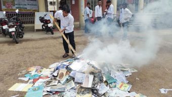অসমাপ্ত আত্মজীবনীসহ আওয়ামী লীগ সংক্রান্ত বই পুড়িয়ে দিলো শিক্ষার্থী