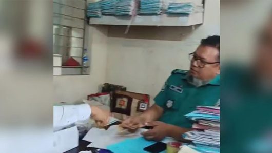 ঘুষ নেওয়ার ভিডিও ভাইরাল, পুলিশ কর্মকর্তা প্রত্যাহার