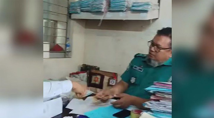 ঘুষ নেওয়ার ভিডিও ভাইরাল, পুলিশ কর্মকর্তা প্রত্যাহার