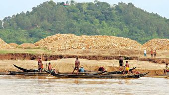 সিলেটে পাথর লুটের ঘটনায় দেড়শ জনের বিরুদ্ধে মামলা