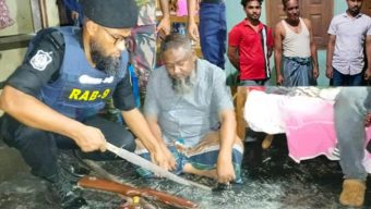 সিলেটে পাথর ব্যবসায়ীর বাড়ি থেকে অস্ত্র ও মদ উদ্ধার