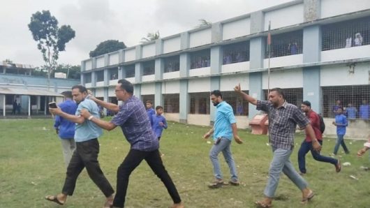 শ্রেণিকক্ষে অনৈতিক কর্মকাণ্ড, শিক্ষককে বের করা হলো ঘাড় ধাক্কা দিয়ে !