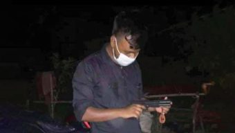 অস্ত্র হাতে কে ছাত্রলীগ নেতা