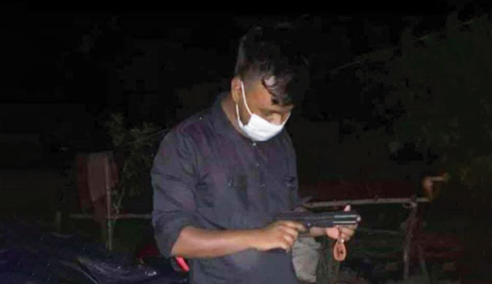 অস্ত্র হাতে কে ছাত্রলীগ নেতা