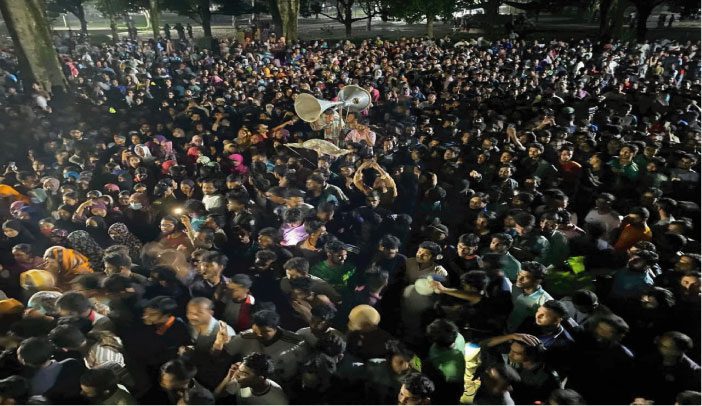 পোষ্য কোটা: মধ্যরাতে উপাচার্যের বাসভবন ঘেরাও করে দাবি আদায়