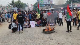 আসন পুনর্বহালের দাবিতে ঢাকা-পাবনা মহাসড়ক অবরোধ