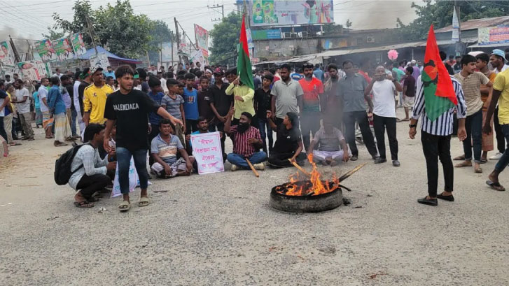 আসন পুনর্বহালের দাবিতে ঢাকা-পাবনা মহাসড়ক অবরোধ