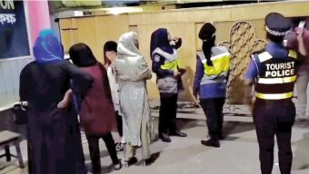 মধ্যরাতে কটেজ থেকে ১৩ তরুণ-তরুণী আটক