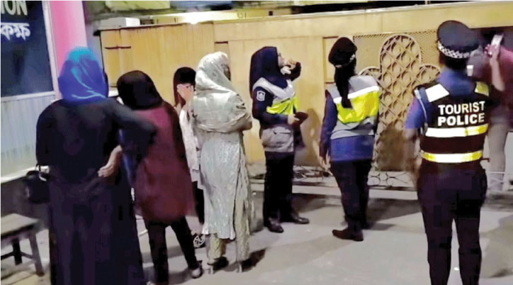 মধ্যরাতে কটেজ থেকে ১৩ তরুণ-তরুণী আটক