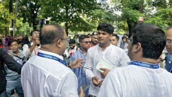 ছাত্রদলের ভিপি পদপ্রার্থীকে জড়িয়ে ধরে ডিন বললেন ‘সব খবর ভালো’