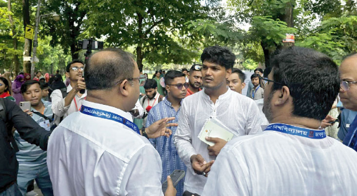 ছাত্রদলের ভিপি পদপ্রার্থীকে জড়িয়ে ধরে ডিন বললেন ‘সব খবর ভালো’