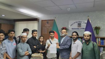 ঢাবিতে পোষ্য কোটা বাতিল চেয়ে ভিসি বরাবর শিক্ষার্থীদের স্মারকলিপি