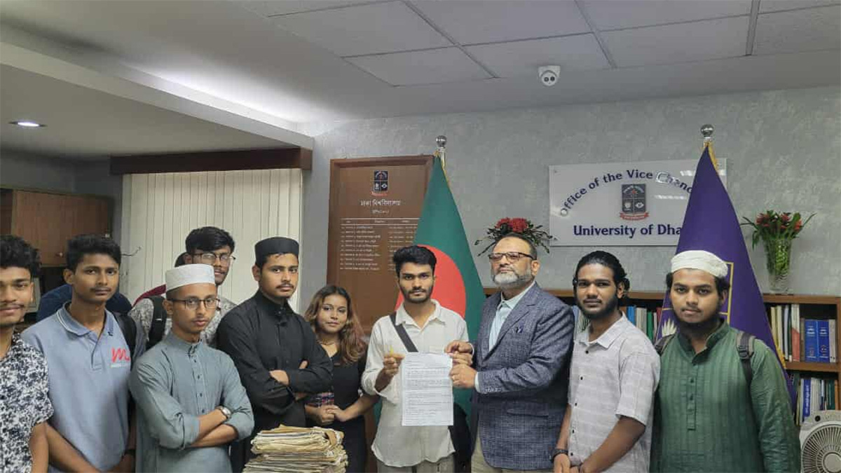 ঢাবিতে পোষ্য কোটা বাতিল চেয়ে ভিসি বরাবর শিক্ষার্থীদের স্মারকলিপি