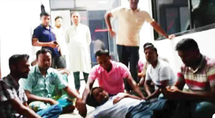 চাকরির নামে ১০ কোটি টাকা আত্মসাৎ, সাবেক উপজেলা চেয়ারম্যানের বাড়িতে অনশন!