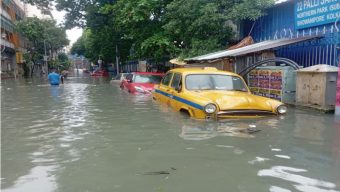 কলকাতায় প্রবল বৃষ্টিতে জলাবদ্ধতা