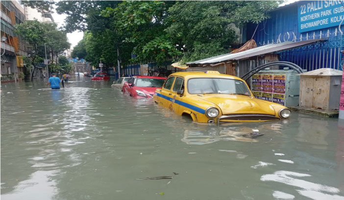 কলকাতায় প্রবল বৃষ্টিতে জলাবদ্ধতা